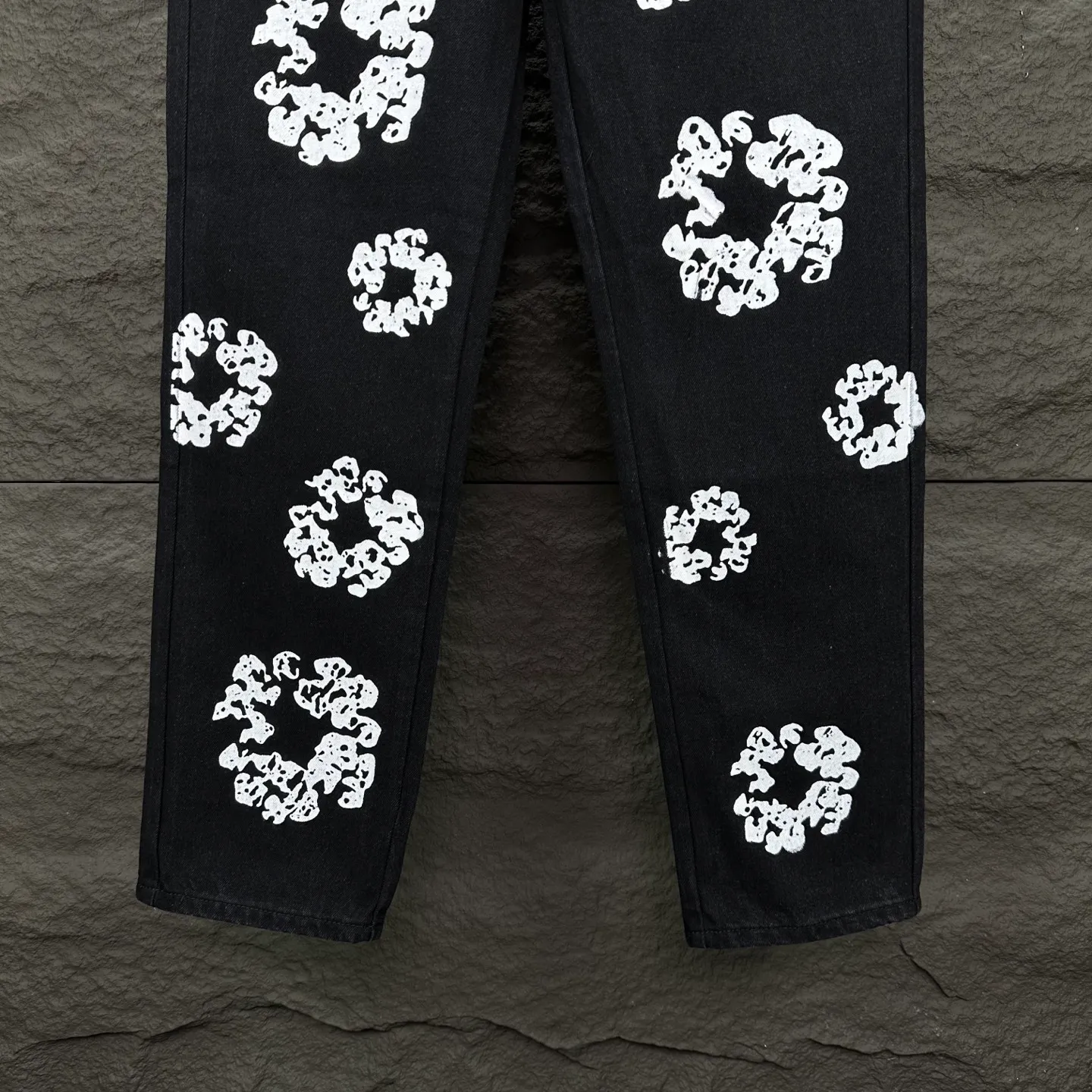 P230 Denim Tears 2025 new limited edition gem-inlaid kapok couples' washed jeans 🔥High version🔥High version🔥Top ceiling quality Styles with different washed textures are very friendly to people with thin legs and thick legs. The straight version is very flattering to the leg shape. Moderate length that never goes out of style, easy to match with casually, basic styling for various styles, a must-have in the wardrobe! The fabric is stiff but also makes the upper body soft without losing texture. The washing process is even more perfect. It is a must-have item for everyone! ! ! Washed wheat, hang tag, pants label, complete with three labels Color: black, blue, gray Size: 28, 30, 32, 34, 36 (five sizes)